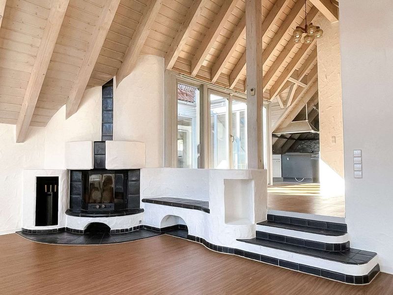 Großzügige 5-Zimmer-Dachgeschosswohnung mit Kamin, Innenhof und Balkon in zentraler Lage